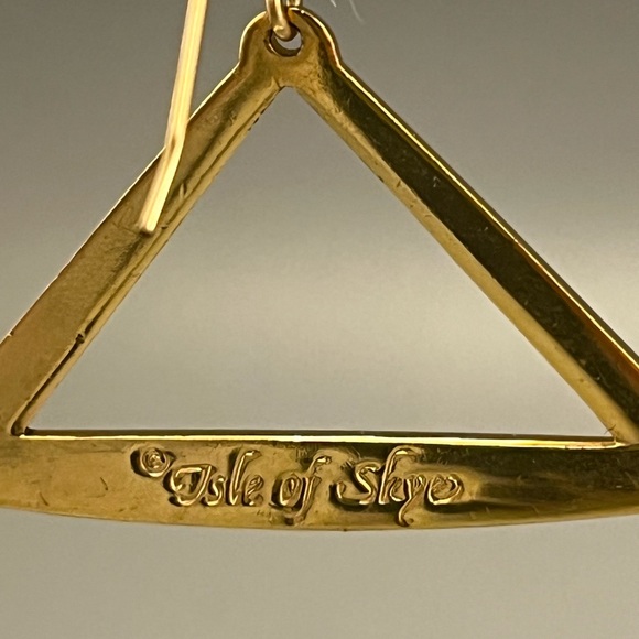 Pair of vintage, Isle of Skye, triangle shaped Earrings for pierced ears. - Picture 9 of 12